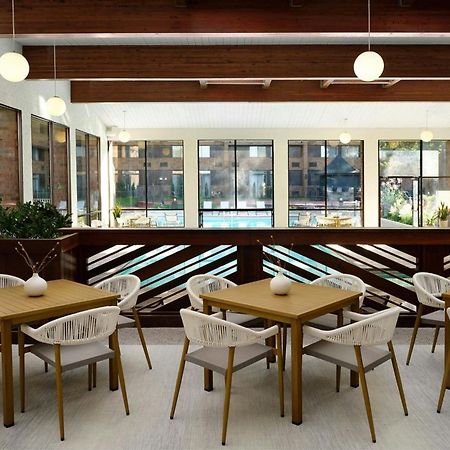 Sheraton Grand Rapids Airport Hotel Cascade Екстериор снимка