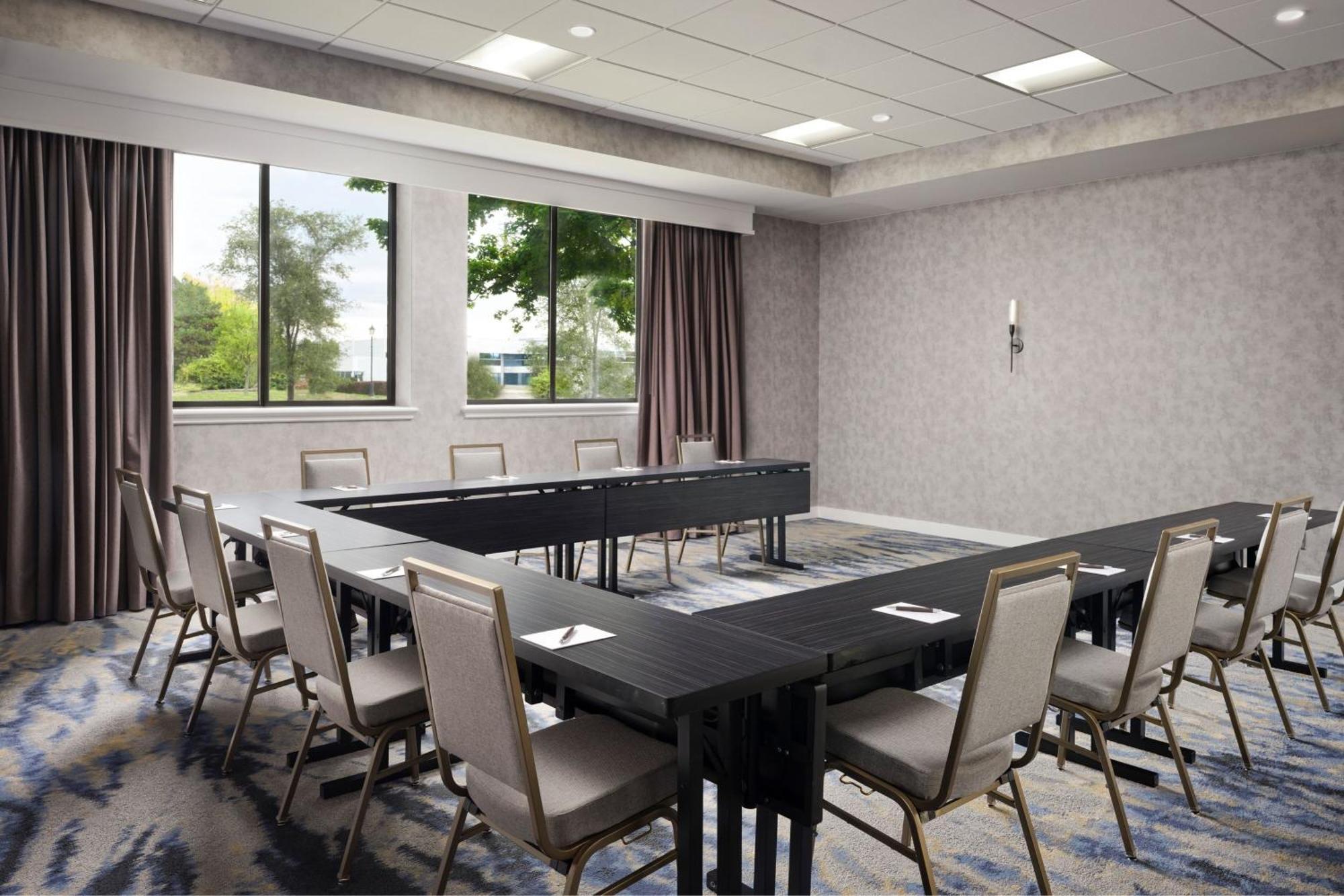 Sheraton Grand Rapids Airport Hotel Cascade Екстериор снимка