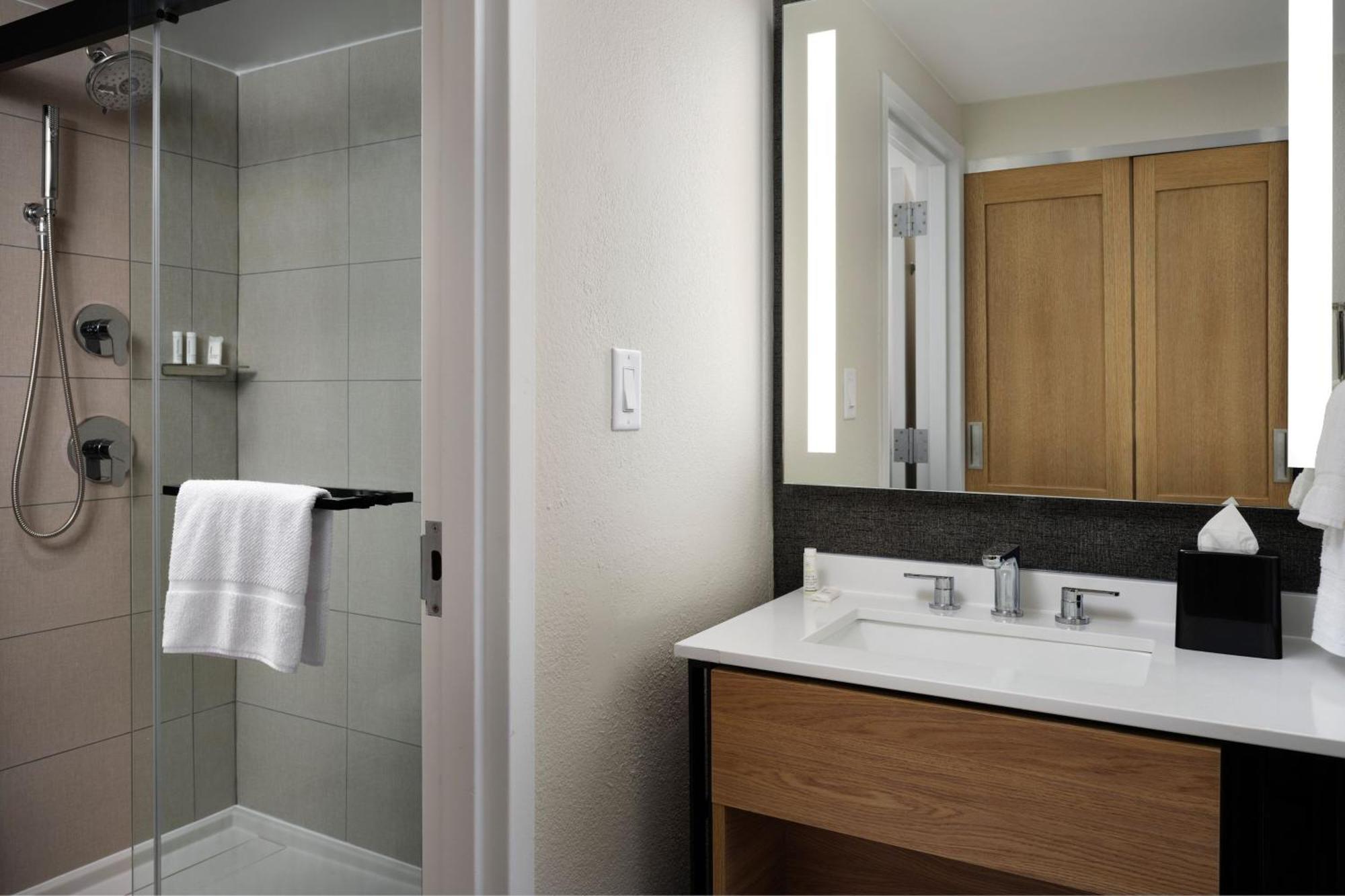 Sheraton Grand Rapids Airport Hotel Cascade Екстериор снимка