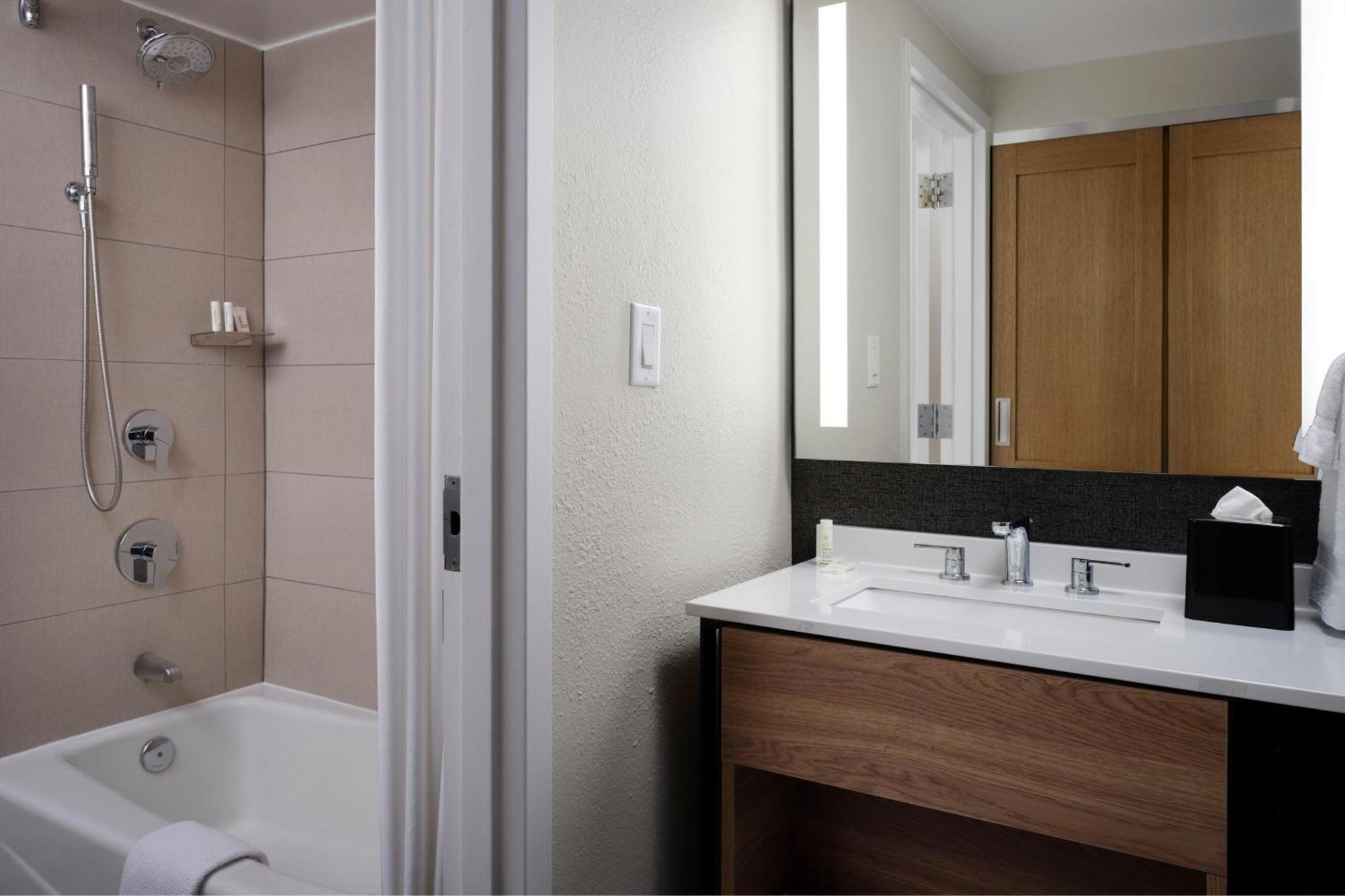 Sheraton Grand Rapids Airport Hotel Cascade Екстериор снимка