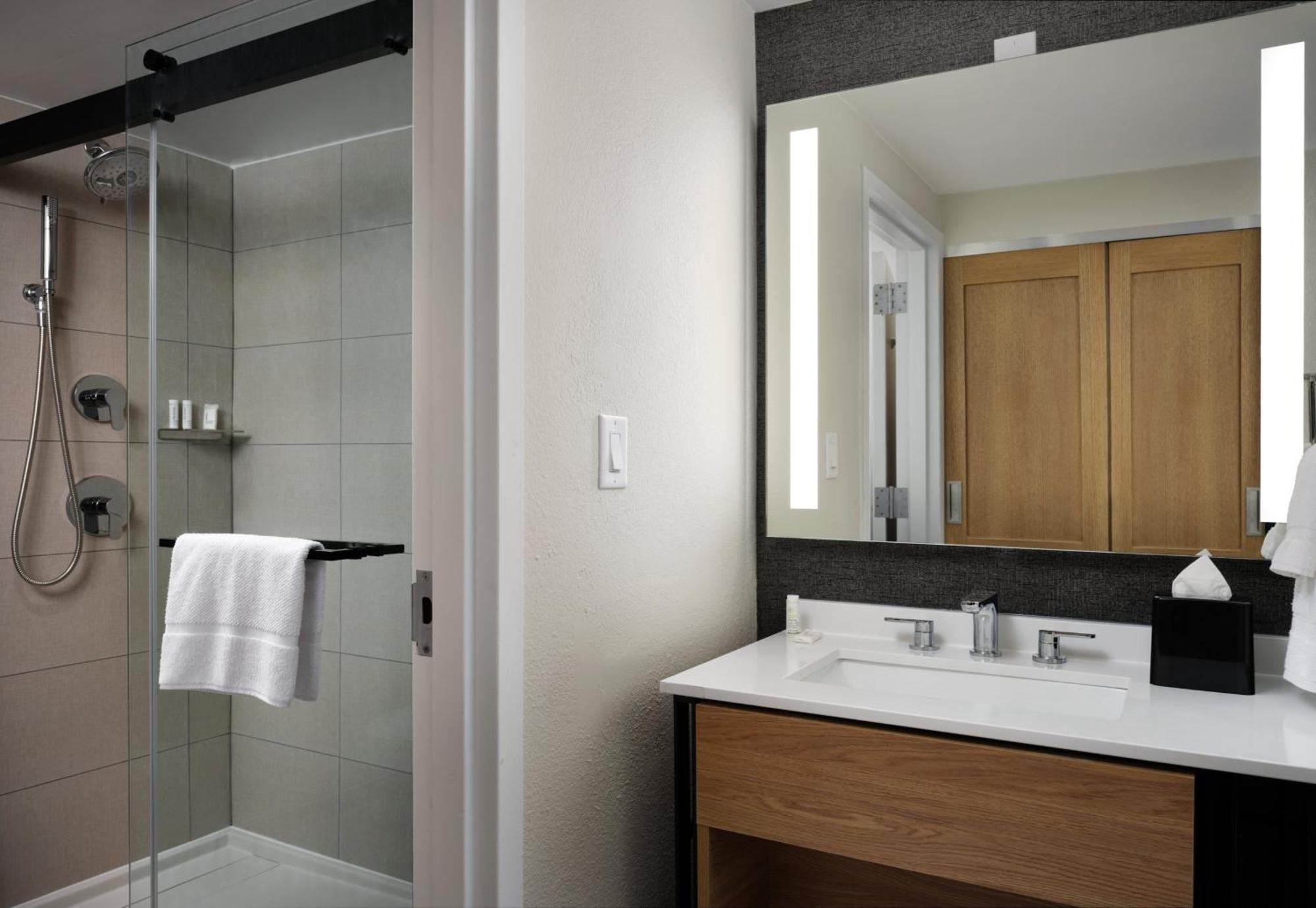 Sheraton Grand Rapids Airport Hotel Cascade Екстериор снимка