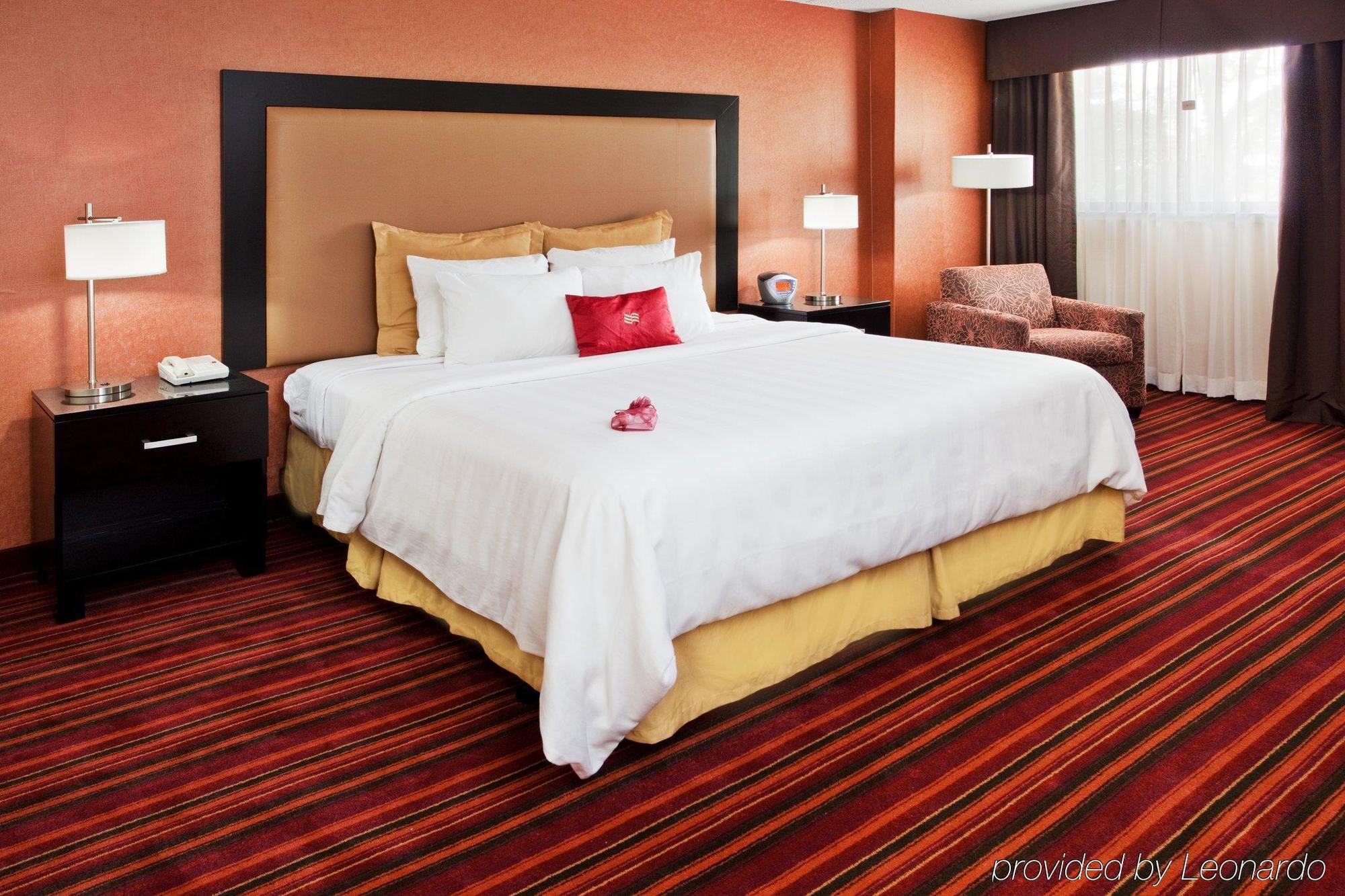 Sheraton Grand Rapids Airport Hotel Cascade Стая снимка